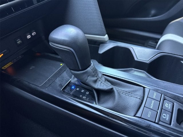2025 Toyota Camry SE - Photo 16